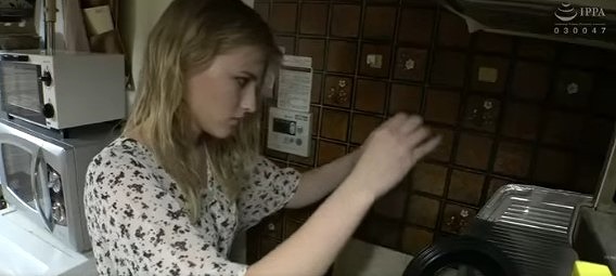 【ピンク乳輪】美乳金髪美少女が電マとバイブに痙攣イキ。バックの快感に咆哮しフェラで喉奥突かれて涙目のかわゆさ