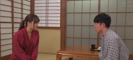 【ドスケベ仲居さん】目の大きい美少女仲居さんが宿泊客とH展開。ロングストロークフェラからゆっくり味わうような騎乗位