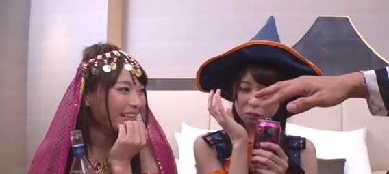 【仮装4P】ハロウィン仮装の美少女2名をナンパ。積極ローリングフェラに友達に見られながらの羞恥プレイで興奮高める淫乱女子