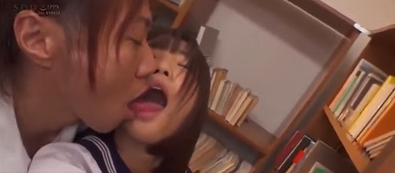 【スレンダー美女】学生時代にタイムリープしてリベンジセックス。JK風制服、図書館、民家、ソファー、手マン。正常位