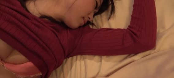 【のみすぎレゲエ娘さん】エロイへそだしボディアスはみ乳姿の女子さんはよっぱらいすぎてすでにあそこがびしょびしょだった