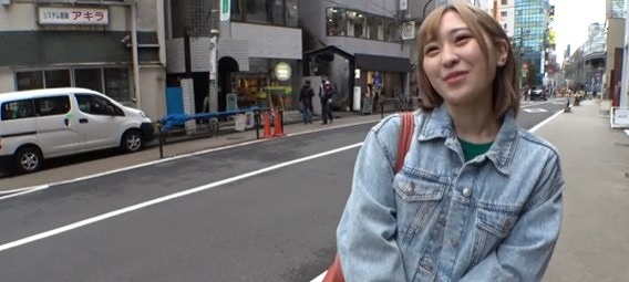 【金髪ショートギャル美容学生】バッグクンニで爆喘ぎ。フェラや男優への乳首攻めも積極的。敏感な微乳。メイド服でバッグ→座位