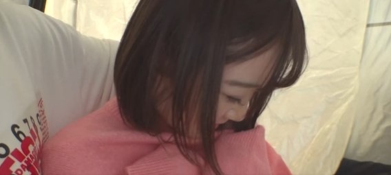 【女子大学生ガチエロ】テントの中でクンニされアソコを手マンして男と激しくセックスする【一生懸命に激しく腰を振る】