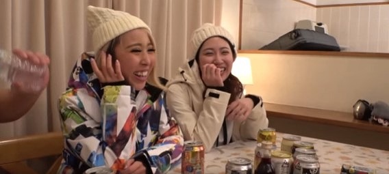 【ゲレンデでナンパして体を温める！】2人組をゲットからのホテルで宅飲み→エッチな軽い遊びから指マンからのダブルフェラ→H