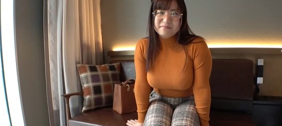 【メガネデカパイ素朴顔女子過激エロ】むっちりボディの彼女をベッドで好き放題！乳輪も乳の揉みごたえ最高！Hでも揺れまくる