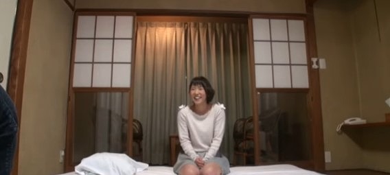 【裏風俗の女子が緊張しまくりで可愛い】笑顔の素敵なボブ髪が似合う彼女にフェラされお返しにクンニからの細身の体を晒してのH