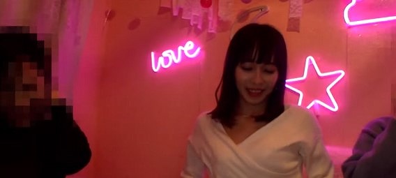 【あいみ】慣れない愛撫に思わず蕩けツルマンは瞬時にびしょ濡れ！指を入れ手マンすれば水浸しで感じまくり潮吹き絶頂の女子大生