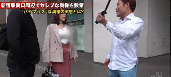 【宮本つばきさん】馬乗りで腰を激しく動かし強烈な快感に身を委ねてアクメる奥様！膣奥まで届く駅弁に悶え他人棒の中出しを要求
