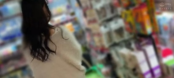 セミロング美女は意外と乳輪濃いタイプ。何されても笑顔で受け止めるタイプも、騎乗位ではゆっくりした腰使いでチンポを味わう