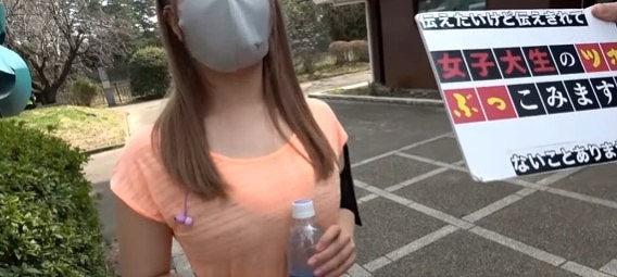 【エロカワイイ】ロング茶髪の女子大生はスレンダー巨乳。カメラ目線の笑顔フェラから下着着用のまま突きまくるとヨガり泣き