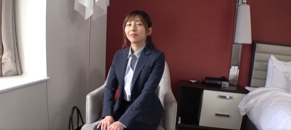 【尻叩かれ感じてしまう】美乳の清楚系OLはセフレありｗフェラは淡々と挿入後はバックや正常位で静かに感じるむっつりスケベ