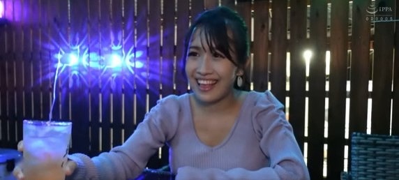 【素晴らしきかな可愛いデカパイ女子大生！】一緒に飲んでたらいい雰囲気なりバックセックスで突いて乳を揺らす