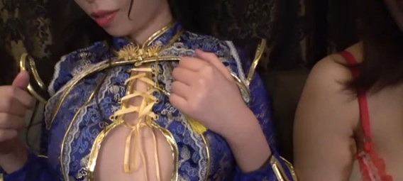 【こづえ】二人組のコスプレ女子を口説き落とし即ホテイン！美脚がモロ見えのチャイナ服美女による見つめフェラ＆タマ舐めは必見