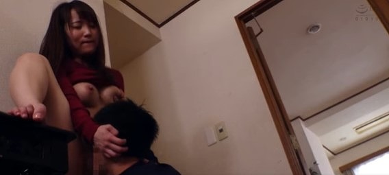【幼馴染】あの女がいないのをいいことに彼をわたしのものにしてみせるこっそりとぬぎはじめると彼もわたしの股間をみつめ