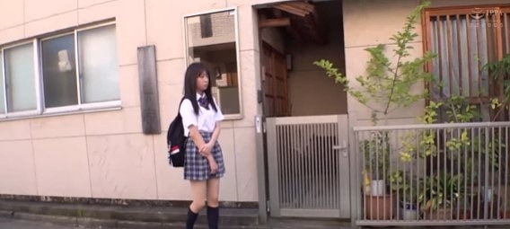 【まいリモバイ】制服姿の女子高校生を街中を歩いているナンパしてエッチないたずらスカートをたくしあげてバイブレーション
