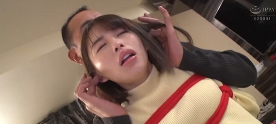 【乱交パーティー開催】エロイボディースーツ着衣している彼女がぼくの肉奴隷あつかいにエロイひわまんへと指マンせめ