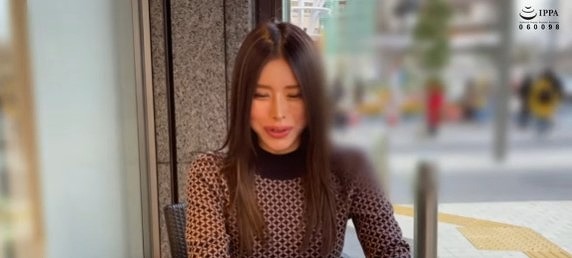 【性欲旺盛キョチチ人妻さん】唇がぶあつい奥様が旦那様にはだまってその淫猥なボデイラスを開けっぴろげにするのでパイもみ