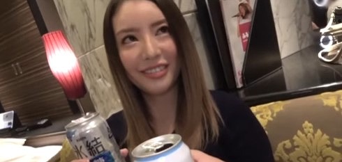 【柴◯コウ系グラマー】茶髪メッシュの濃い目美女はムッチリ体型。エロい舌使いのジュボフェラから挿入され美顔歪めヨガり泣く