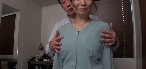 【母性溢れる熟女】顔は若干生活感あるも巨乳は張りある美熟女。パイズリも笑顔で応じ挿入されれば濡れ濡れマンコで応える