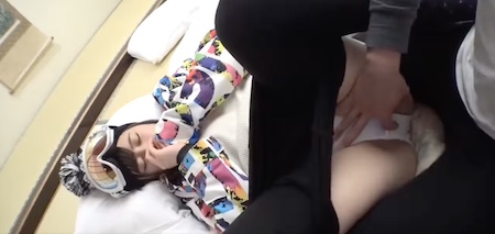 【美乳チラ見せ】スキー場で美少女ナンパしてスキーウェア着衣のまま半裸状態でファック！嫌そうな顔しながらのフェラも興奮