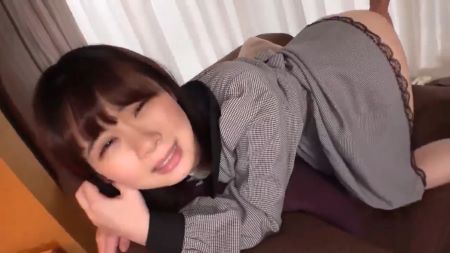 【ロリっ娘悶え泣き】美少女専門学校生が膣を指で弄りまくられ悶絶♡カメラ目線で巨根をフェラさせバックから挿入して正常位へ！