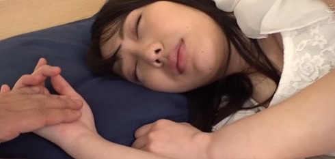 【媚薬覚醒】真似厳禁！睡眠薬で眠らせると即ハメ！！いきなり挿入され抵抗するも手マンで発情し、乳首ビンビンにして自ら騎乗位