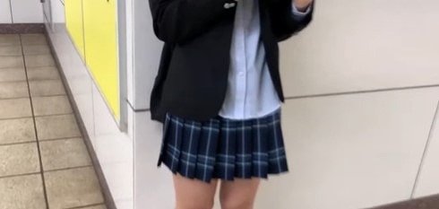 【天然マン毛】手マンが得意な巨漢男優を用意。覆い被さる様な絡みに戸惑いながらも小さなカラダをいっぱいに使い腰振る女子高生