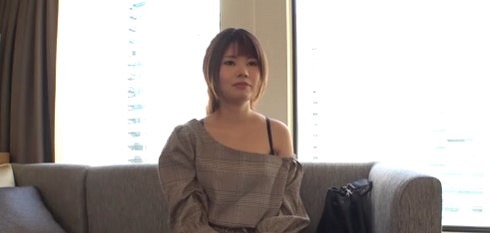 【イキまくりギャル】肩紐出した衣装と勝負下着が決意の表れ！美乳を揉みしだくと、汁だくマンコを手淫してからグラインド騎乗位