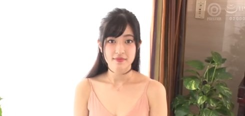 【専属女優のフェラ顔】疑似チンポで口元のドアップで綺麗な顔面を映し出すと、本物を丁寧に裏スジから口淫。騎乗位で揺れる尻肉