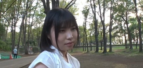 【堂上まゆき】監督からの指示に従い開脚して肉厚マンコを披露。敏感マンコを激ピスされると、美乳を揺らし人生初の本イキを経験