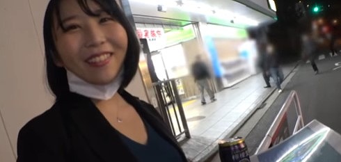 【あさみ潤】見た目は真面目でも中身はビッチそのもので草。穴モテ女子で巨根ラブ！ベテラン男優・沢井亮のチンポに跨がり騎乗位