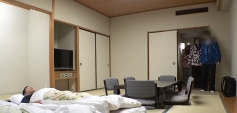 【ゲレンデナンパ】相手を交換しながら布団の上で乱れまくる二組の男女。二人の女子の喘ぎ声が部屋中に響き渡って奏でる良い音色