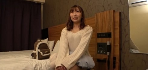 【成宮ほのか】熱り立つ肉棒に奉仕するのも好きなのか卑猥な触り方で愉しませてくれれば濡れマンに挿入し纏わり付く本気汁を堪能