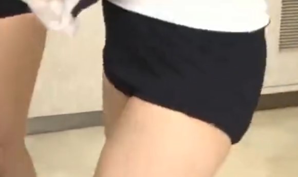 ＜痴女ｊｋ２人組にいじめられる映像＞「わたしたちの着替えのぞいたでしょ。お仕置きだね♡」М男を足で弄ぶ美少女。