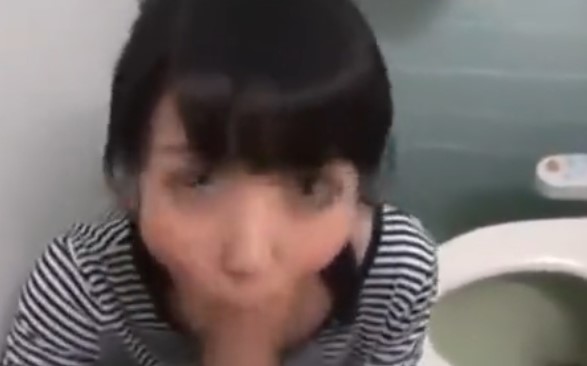 ＜嫌がる中〇生を連れ込みレイプ＞「いやだっやだよぉ（泣）あぁん♡」トイレで調教されてメス犬イキしてるｊｃ＜フェラ＞