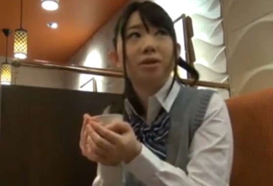 ＜激カワビッチ女子高生が車内で円光えっちする動画＞抜きすぎ厳禁！・・「あぁん♡ち〇ぽ超あついよぉ～」