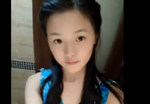 ＜可愛い小〇生の自撮り・エッチなダンス動画流出＞「わたしの体でいっぱい抜いて～」変態たちを挑発して愉しんでる美少女