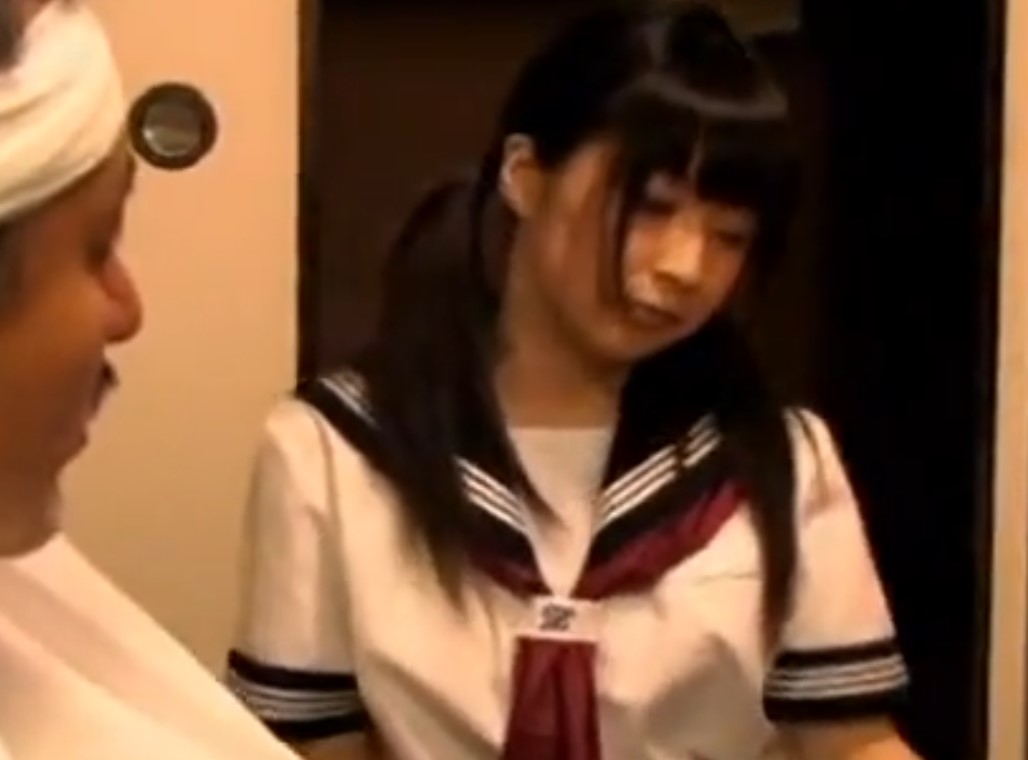 ＜淫乱系中〇生が鬼畜おやじを誘惑してハメられる映像＞「あぁん♡もうおマ〇コ濡れ濡れなのぉ～！」＜ヘンリー塚本＞