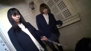 【ドSな女王様気質美少女がイヤラしく痴女っ気たっぷり責め立てる！】制服美少女女子高生2人に踏まれ黒タイツが最高です！