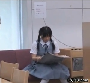 【盗撮！激写！可愛い女子中学生が図書館で犯される禁断の関係を撮影！】制服姿の女子中学生が無理やり犯され痴漢レイプ！