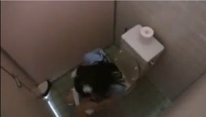 【小さな女の子がトイレに入ったところを襲うレイプ男！】可愛い女子中学生を公衆トイレでハメ倒し犯す鬼畜レイプ！