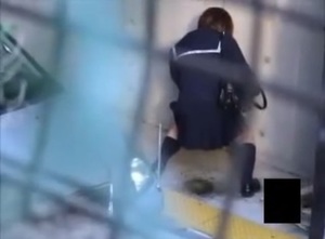 【盗撮！激写！尿意を我慢できず公衆トイレも見つからないので野外放尿！】制服女子高生のコソコソ隠れて野ションする様子！