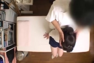 ＜貧乳・可愛い女子高生＞「嫌ぁん♡やだぁ・・」変態のエロマッサージで感じちゃうふしだらなｊｋ美少女。