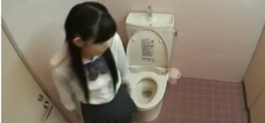 【ツインテJCが盗撮されたったｗ】（誰でもいいから入れて…）学校のトイレで大絶叫でオナニー！中学生なのに足ピンでアクメ！