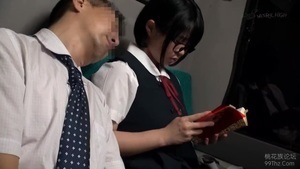 【夜中のバス隣に座った変態おじさんに痴漢され逃げることもできる無理やり快楽に落とされた美少女！】制服JKバス内レイプ！