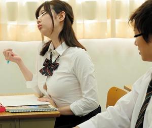 ＜ノーパンｊｋたちの誘惑＞「ねぇ～♡勃起してるのぉ？」童貞君をからかっておマ〇コびちょびちょさせてる淫乱美少女。