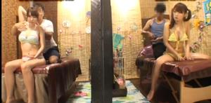 【ビキニ姿のお姉さん2人を海の家のマッサージでベニヤ板越しに犯します！】スタイルの良い巨乳神ルックスお姉さん寝取りH！