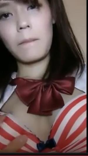 【スマホ撮影】制服姿の美少女女子高生がパンツをチラ見せ→フェラ→おっぱい露出してフェラ→口内射精→ごっくん