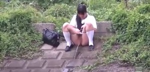 ＜女子高生放尿連発動画・盗撮＞変態に撮られてると知らずにおしっこを野外で簡単に漏らししちゃう淫乱ｊｋたち！